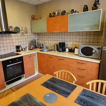 Savas 2 In And Parking Lägenhet