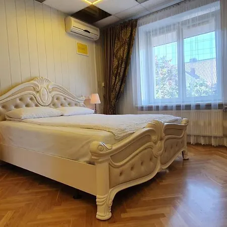 Savas 2 In And Parking Lägenhet