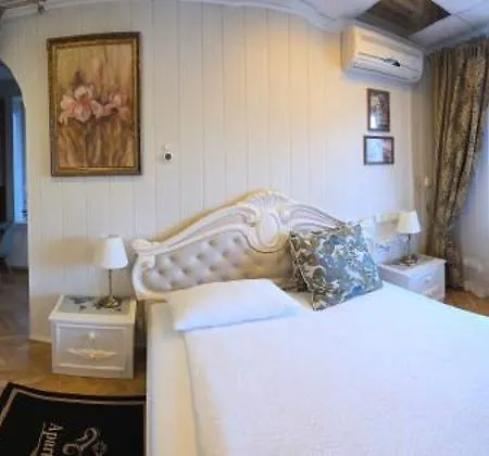 Savas 2 In And Parking Appartement 4*